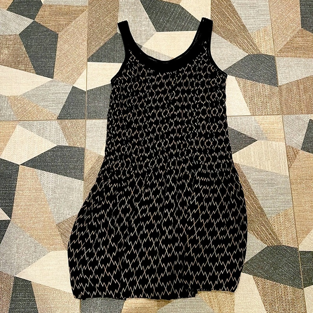Club Monaco size 0 flowy black print dress